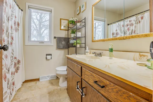 $250,000 | 609 8th Street East, Winthrop, MN 55396