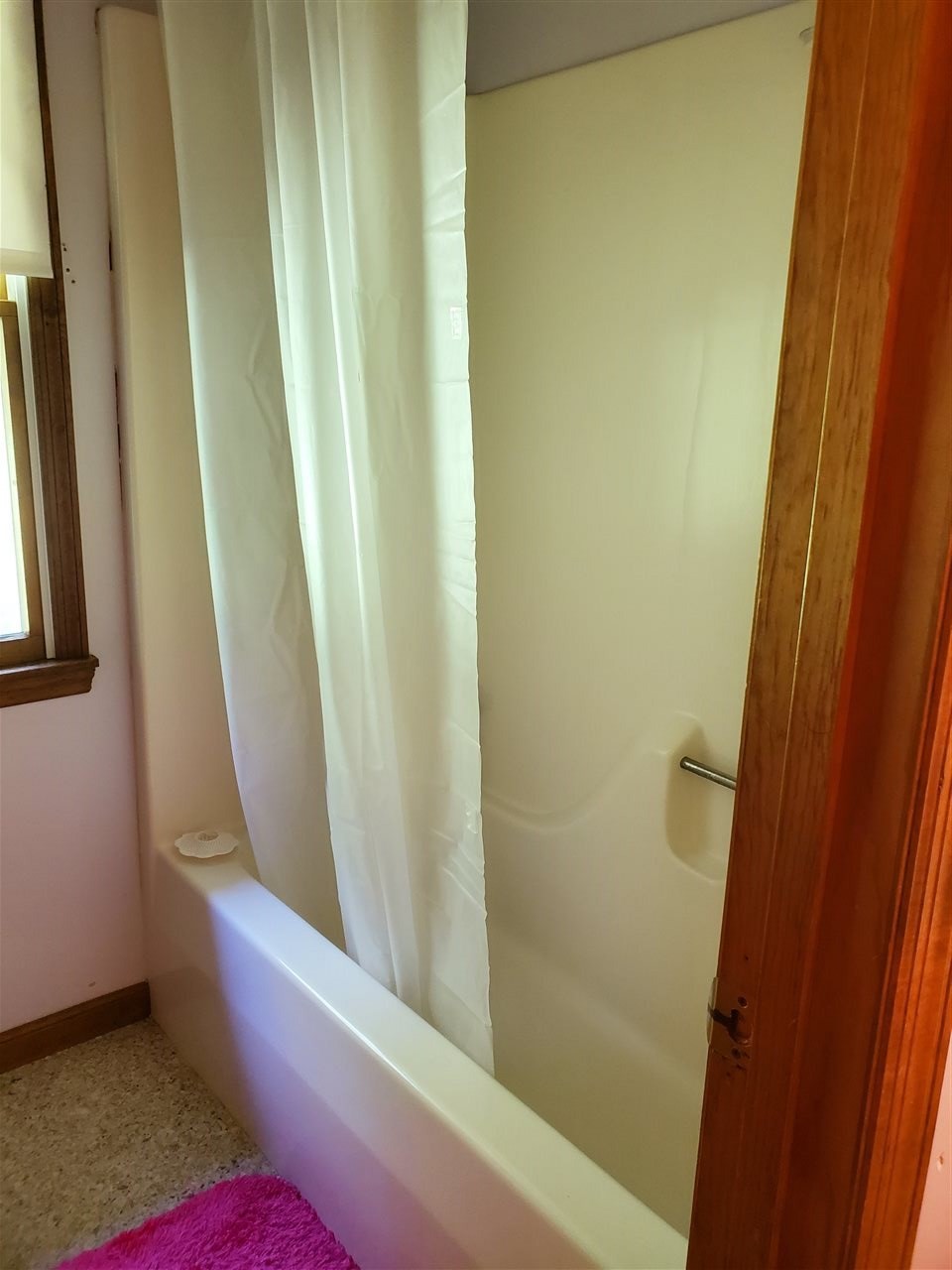 1627 Strawhill Road Southeast Cleveland, TN 37323 - Photo 23 of 48 a bathroom with a bathtub