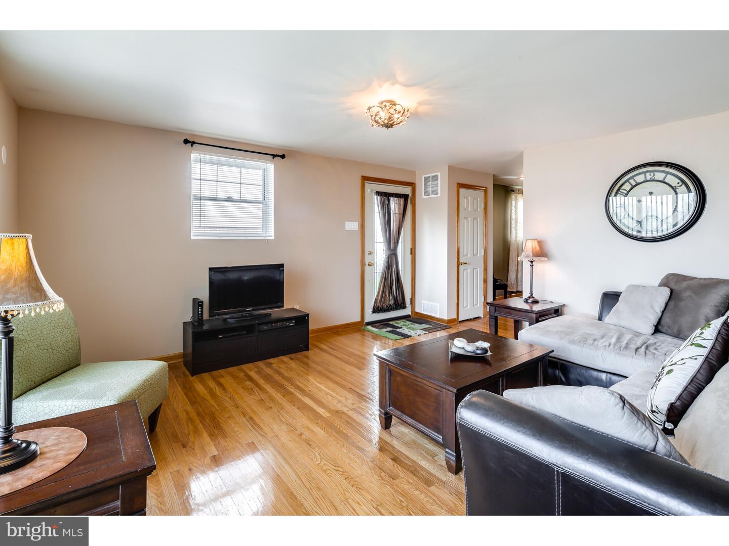 3514 Primrose Road Philadelphia, PA 19114 - Photo 3 of 18 Living Room