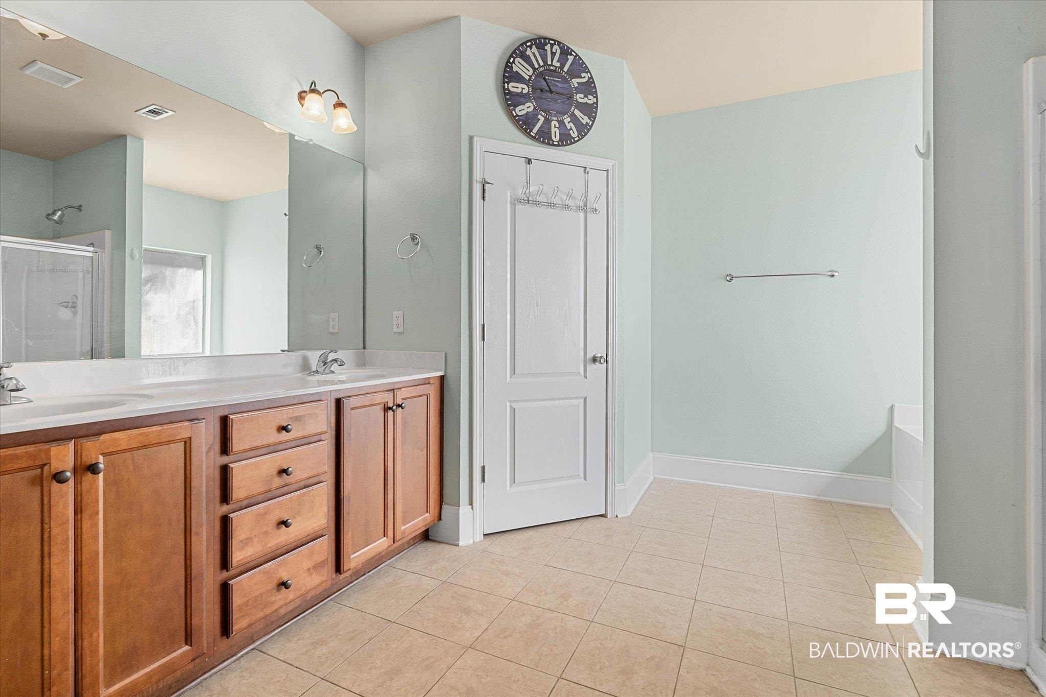585 Sheffield Avenue Foley, AL 36535 - Photo 15 of 45 Primary Bathroom