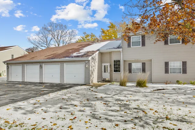 $1,670 | 96 Gant Circle, Unit B, Streamwood, IL 60107