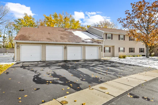 $1,670 | 96 Gant Circle, Unit B, Streamwood, IL 60107