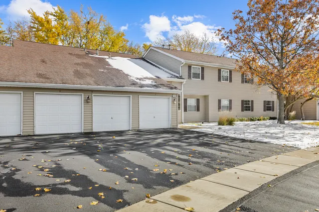 $1,670 | 96 Gant Circle, Unit B, Streamwood, IL 60107