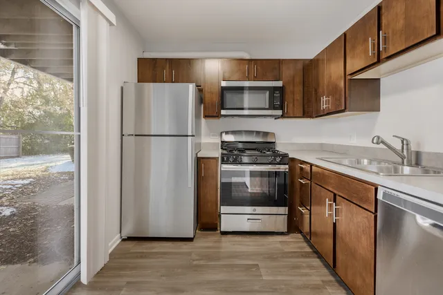 $1,670 | 96 Gant Circle, Unit B, Streamwood, IL 60107