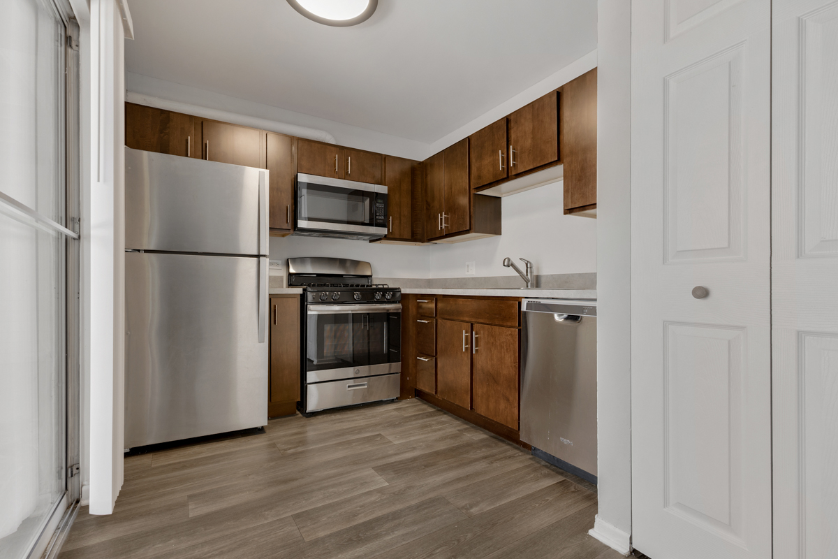 96 Gant Circle, Unit B Streamwood, IL 60107 - Photo 6 of 21 a kitchen with stainless steel appliances a refrigerator and a stove top oven