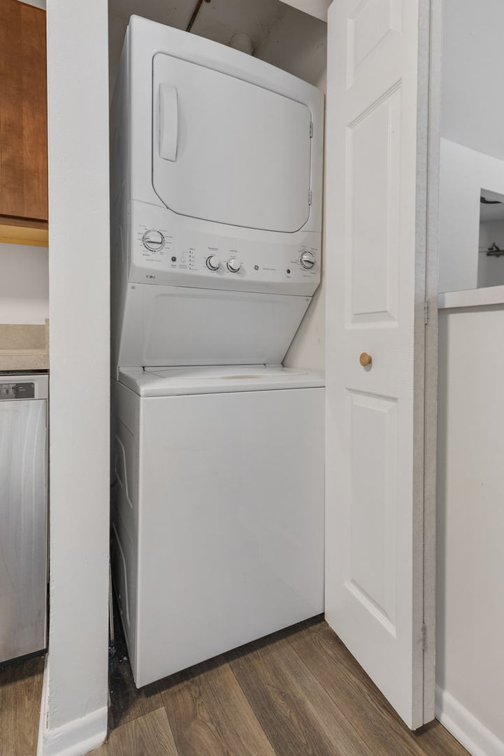 96 Gant Circle, Unit B Streamwood, IL 60107 - Photo 7 of 21 a utility room with dryer and washer
