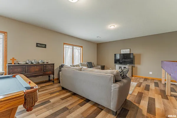 $475,000 | 9 Governor's Drive, Elkhart, IL 62634