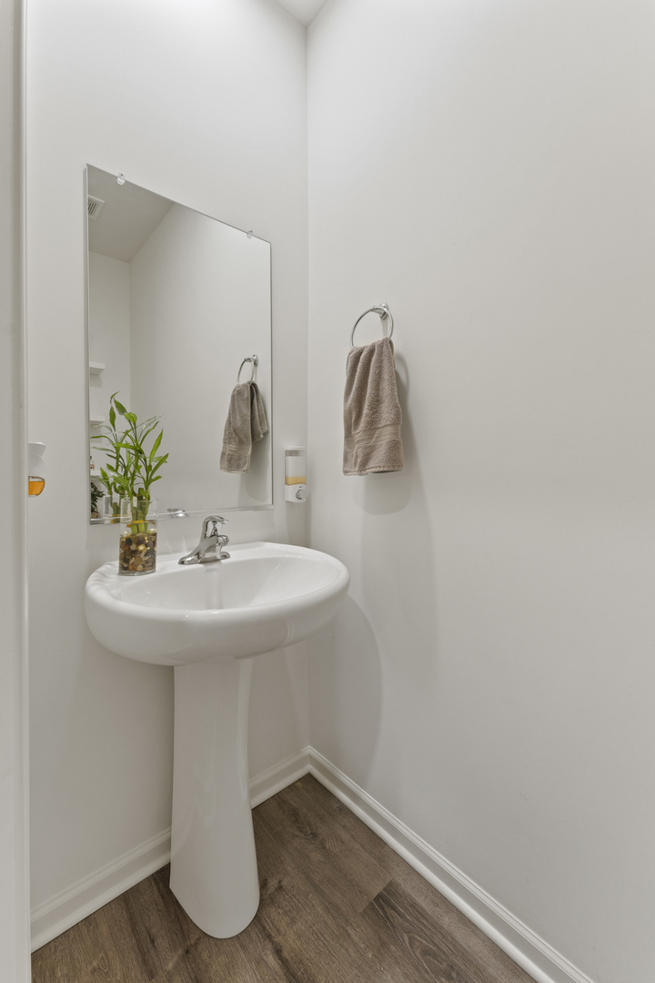 2017 Lilyana Lane Plainfield, IL 60586 - Photo 15 of 43 a bathroom with a sink and mirror