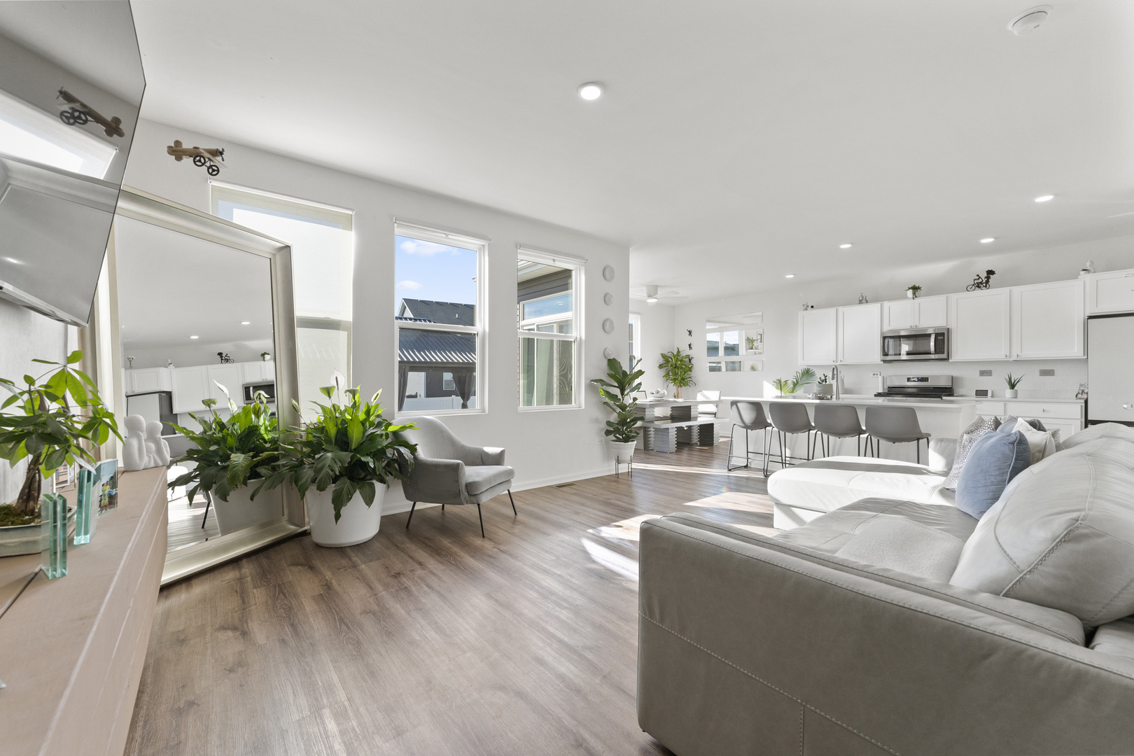 2017 Lilyana Lane Plainfield, IL 60586 - Photo 3 of 43 a living room with furniture or wooden floor and a potted plant