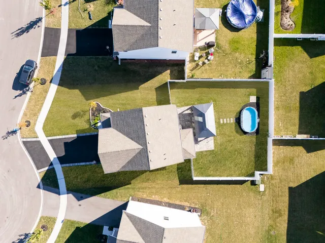 a picture of table and chairs