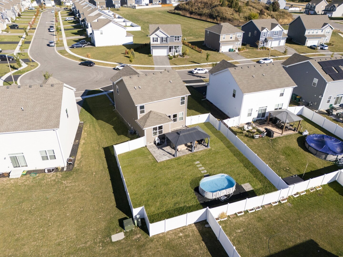 2017 Lilyana Lane Plainfield, IL 60586 - Photo 35 of 43 a picture of table and chairs