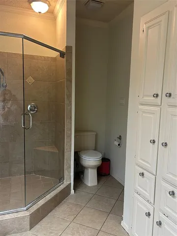 a bathroom that has a toilet in it