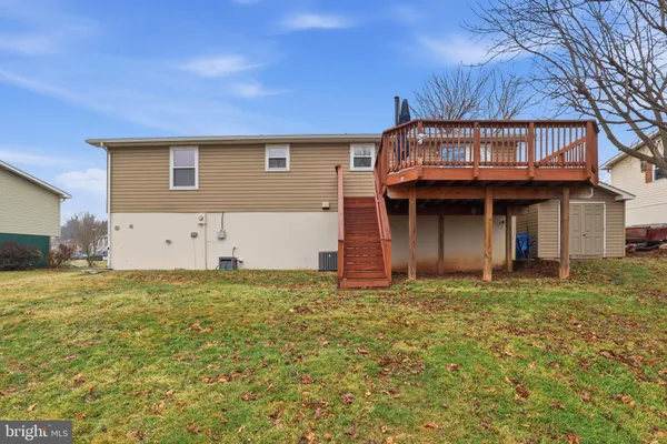 a view of a yard with a house