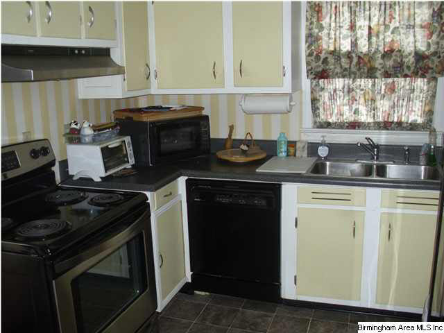 1404 Woodward Road Birmingham, AL 35228 - Photo 4 of 15