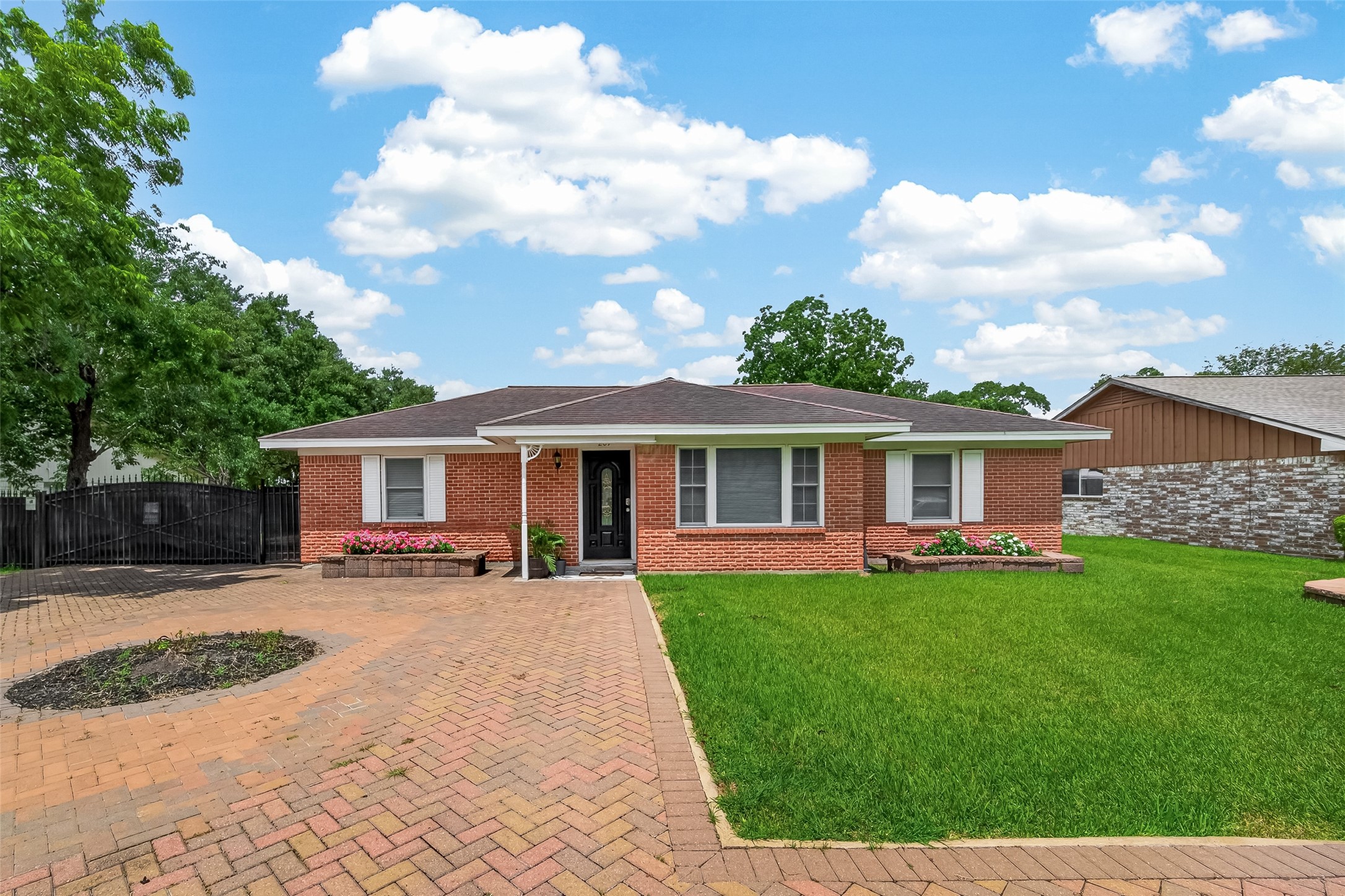 207 Eldridge Road Sugar Land, TX 77478 - Photo 3 of 28