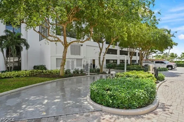 $1,399,900 | 4751 Gulf Shore Boulevard North, Unit 1601, Naples, FL 34103