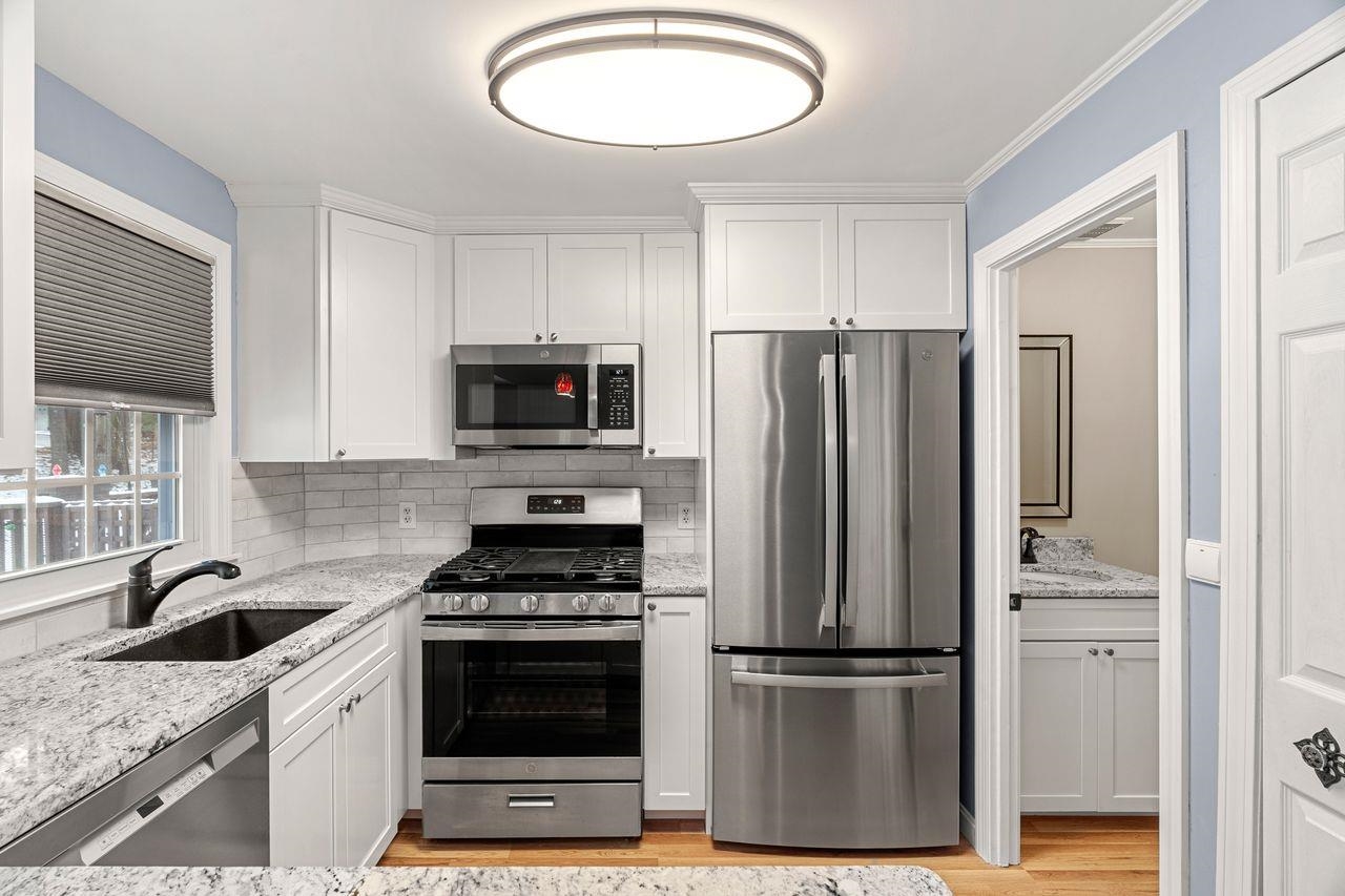 33 Cannongate Road, Unit 33 Nashua, NH 03063 - Photo 5 of 17