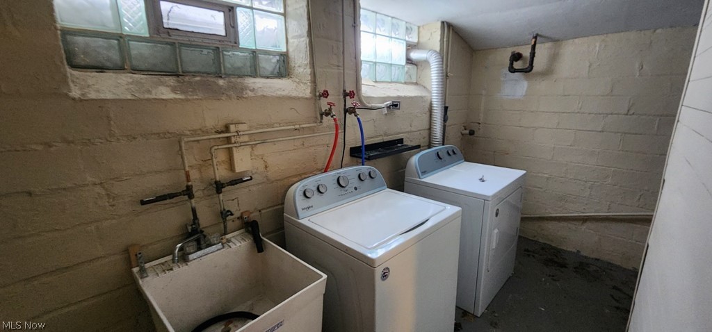 3599 Grosvenor Road Cleveland, OH 44118 - Photo 10 of 25 Laundry area featuring concrete floors and washing machine and clothes dryer