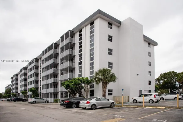 $1,500 | 16950 West Dixie Highway, Unit A529, North Miami Beach, FL 33160