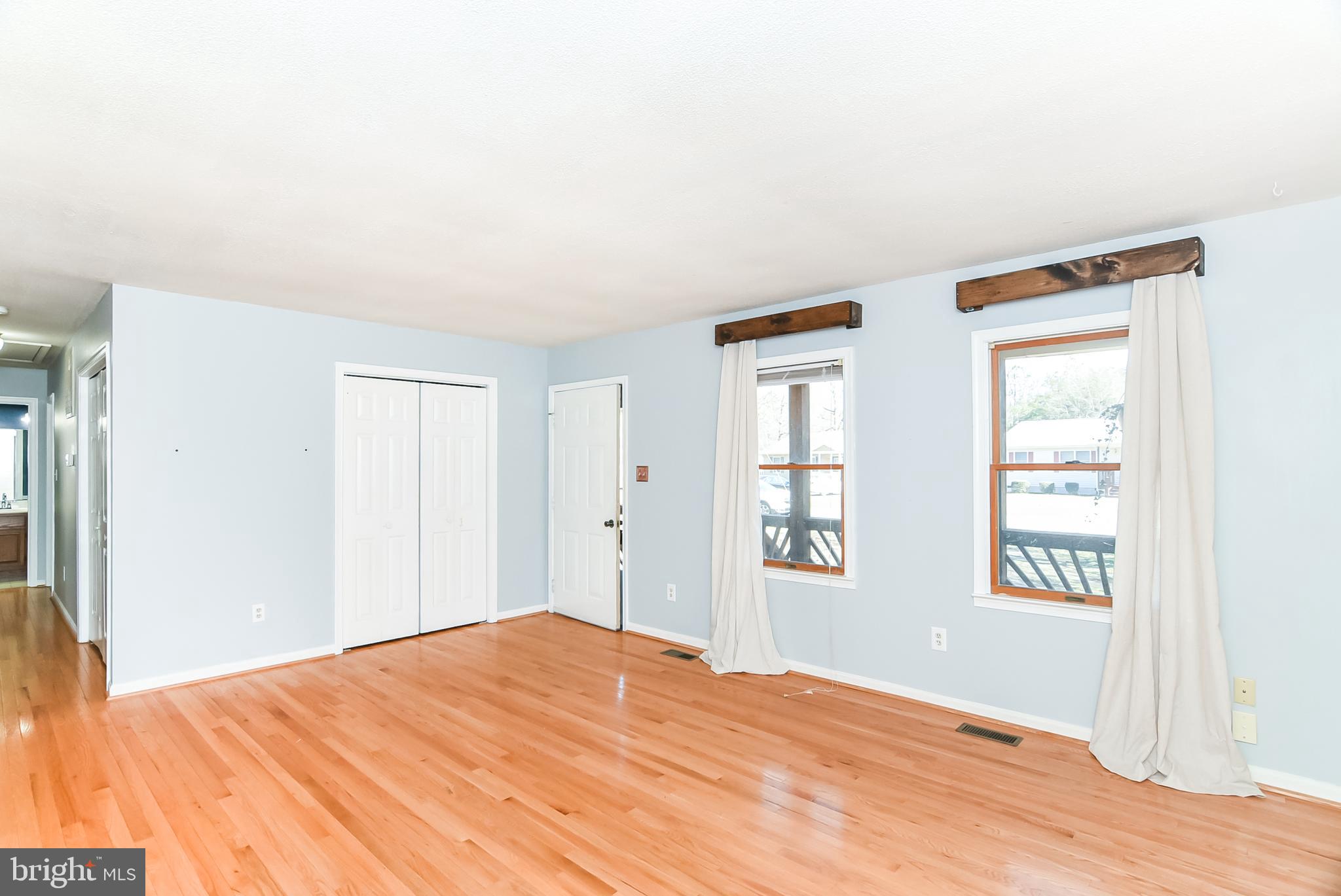 25 Forest Grove Road Colonial Beach, VA 22443 - Photo 5 of 38 Living Room