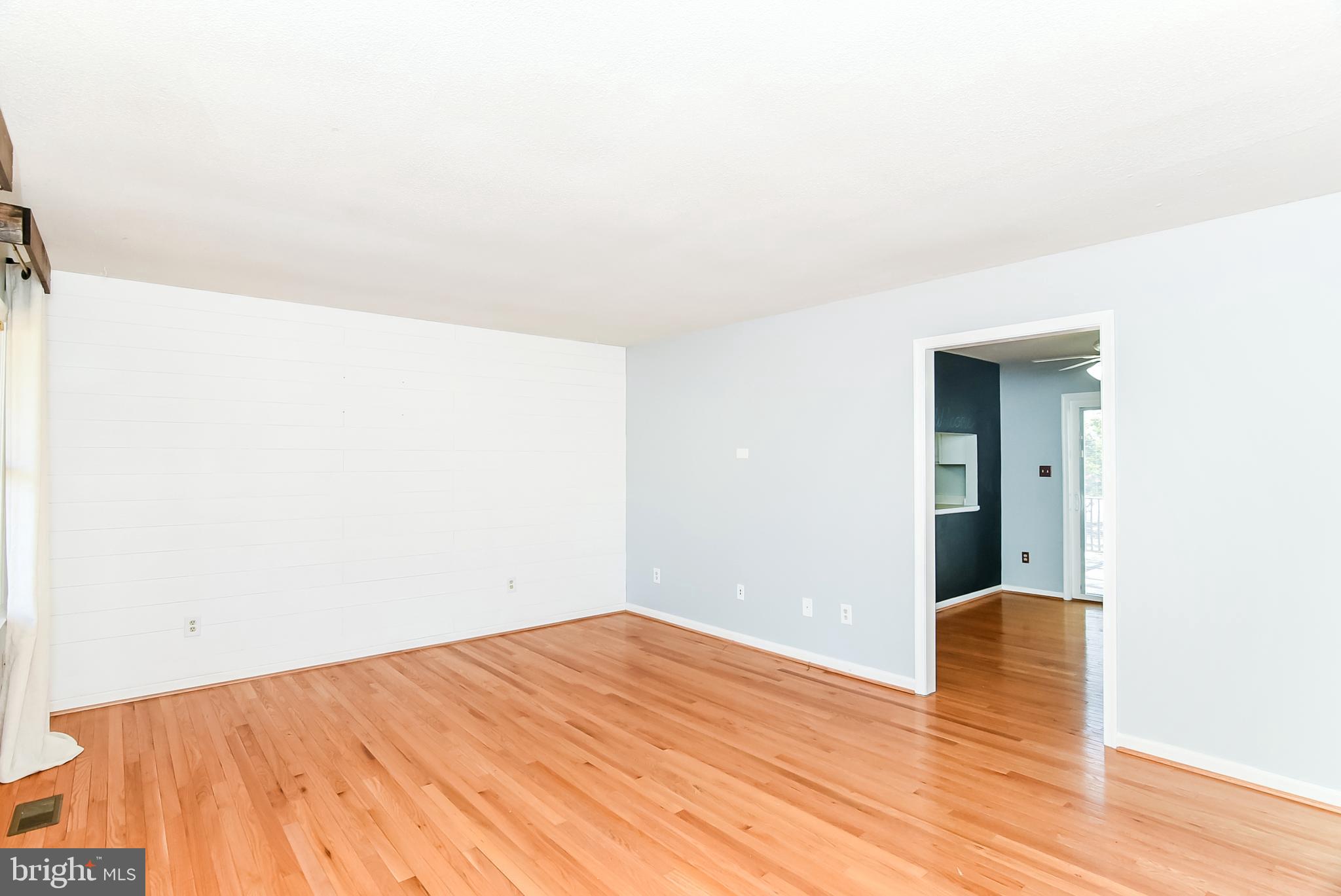 25 Forest Grove Road Colonial Beach, VA 22443 - Photo 6 of 38 Living Room