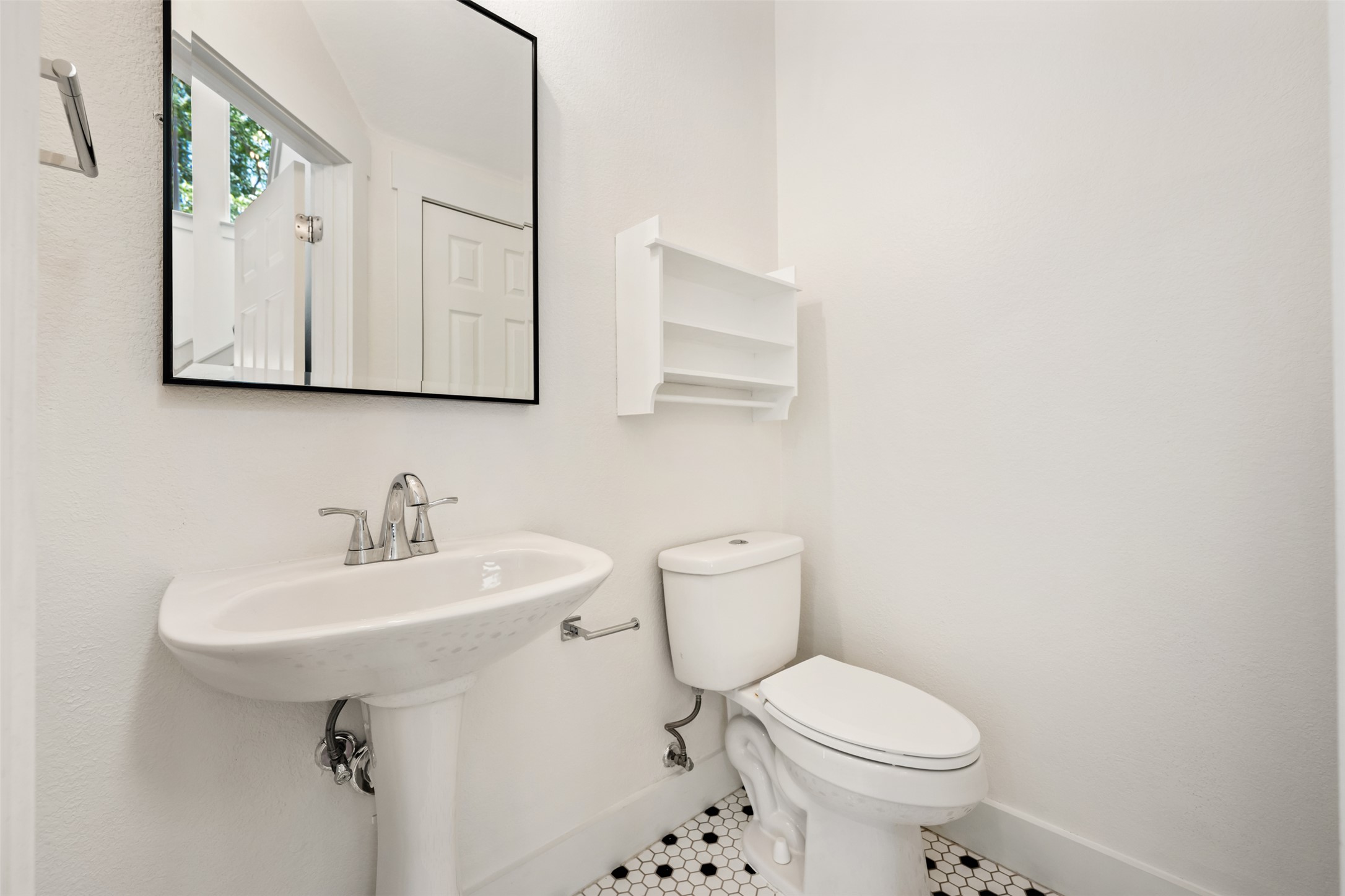 4912 Sara Drive, Unit A Austin, TX 78721 - Photo 14 of 28 Half bathroom