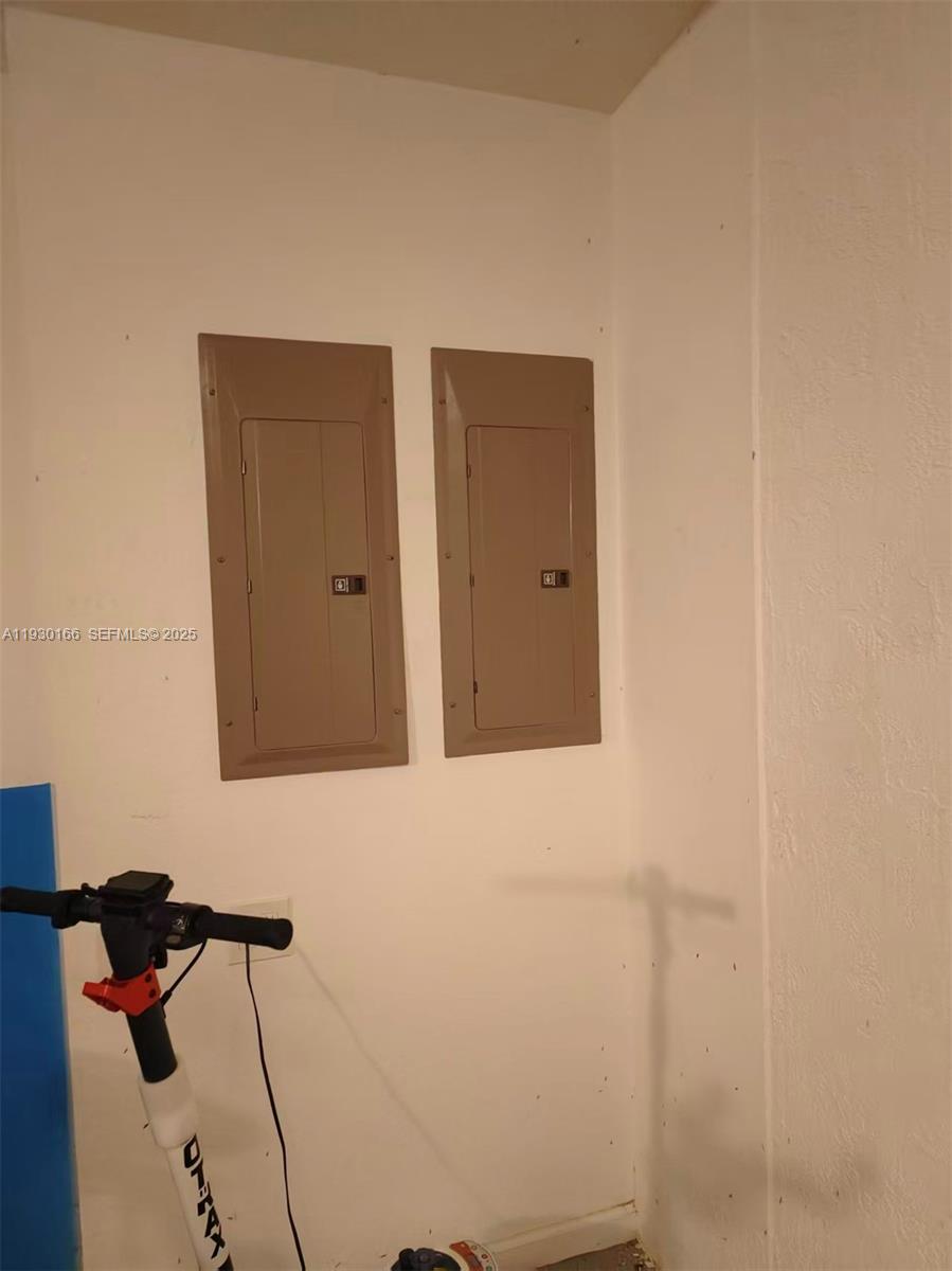 1035 Waterside Circle Weston, FL 33327 - Photo 38 of 40 a bathroom with a shower