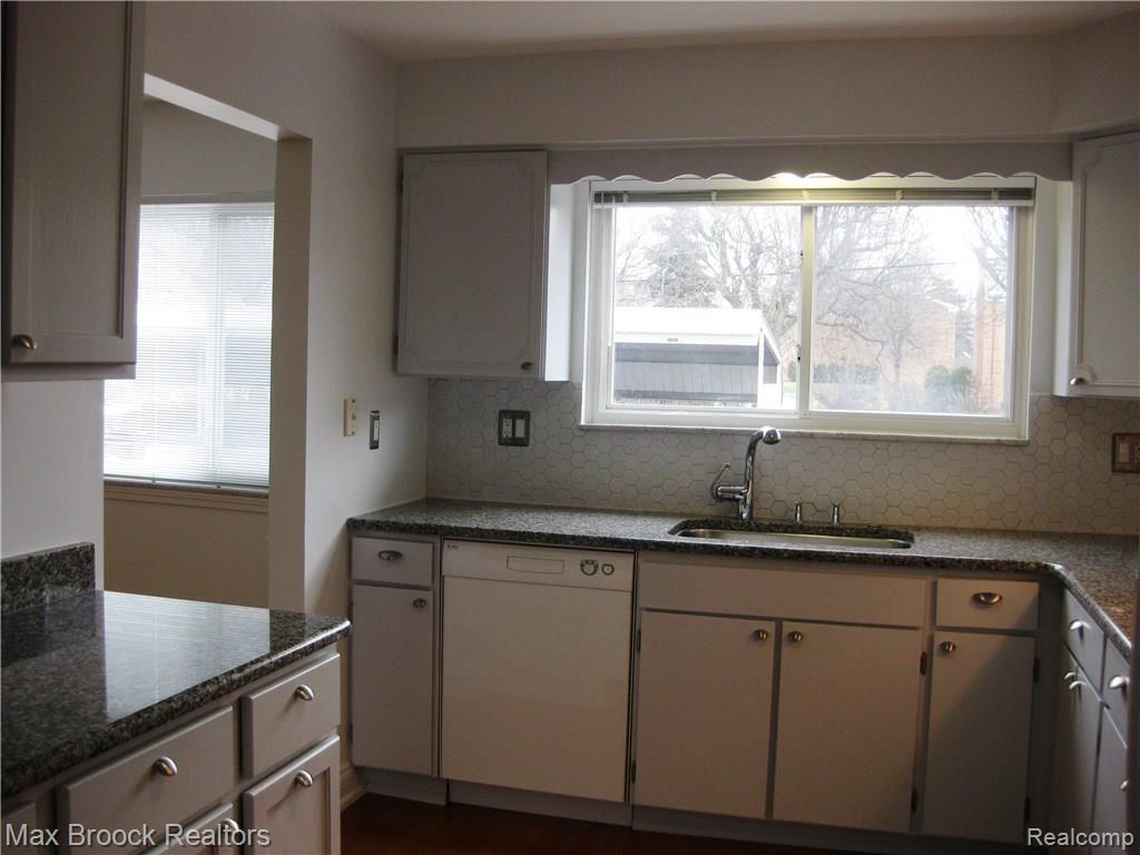 4113 Telegraph Road, Unit 122 Bloomfield Hills, MI 48302 - Photo 48 of 51 Kitchen & Dining Room