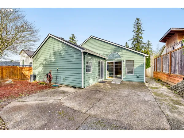 a view of a house with backyard