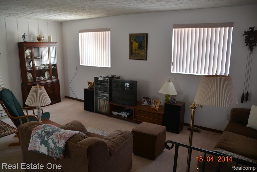 2663 Roseview Drive Rochester, MI 48306 - Photo 7 of 11 09-DSC_2419.jpg