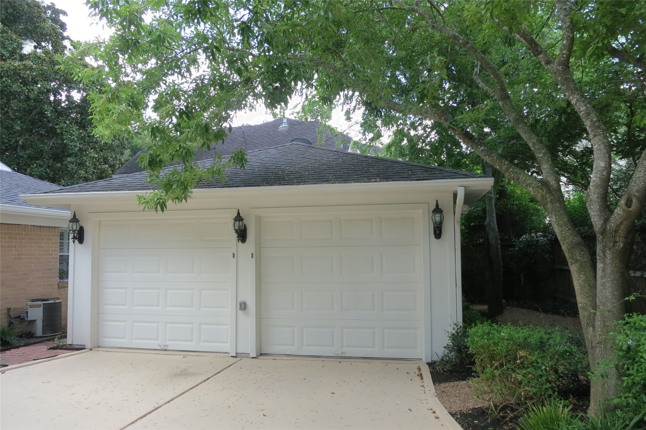 6208 Kirby Drive Houston, TX 77005 - Photo 18 of 19 a view of a garage