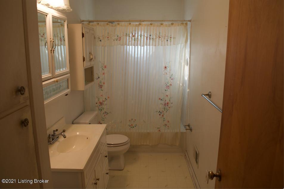 6710 Fernhaven Road Louisville, KY 40228 - Photo 10 of 24 Full Bathroom