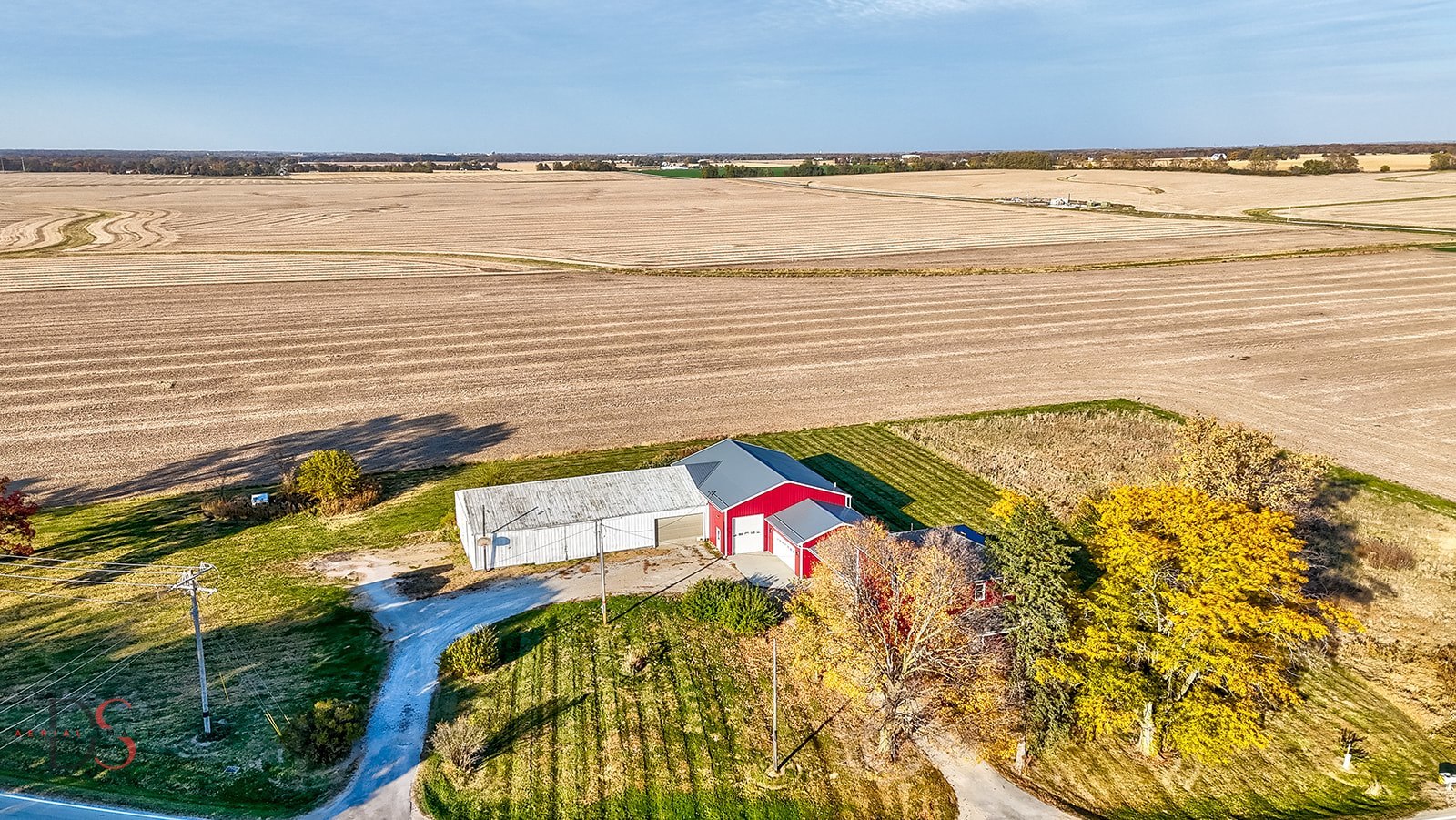 3280 East 2153rd Road Ottawa, IL 61350 - Photo 7 of 36 a view of an ocean and a mountain