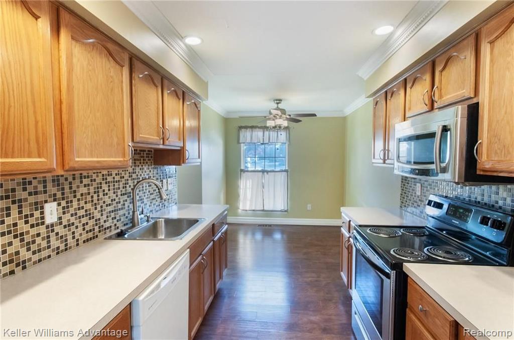 106 Stratford Lane Rochester Hills, MI 48309 - Photo 3 of 34