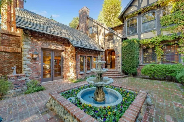 a view of an entryway of a house