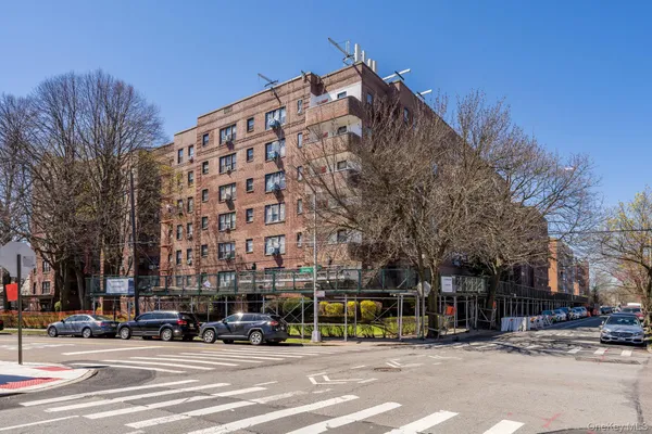 $220,000 | 143-50 Hoover Avenue, Unit 306 | Briarwood