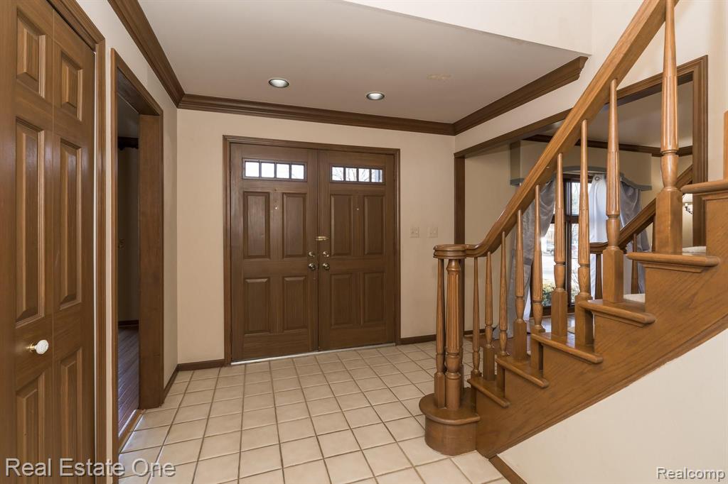 327 Silvervale Drive Rochester, MI 48309 - Photo 2 of 43