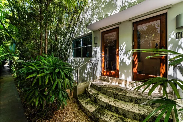 a view of a house with backyard and porch