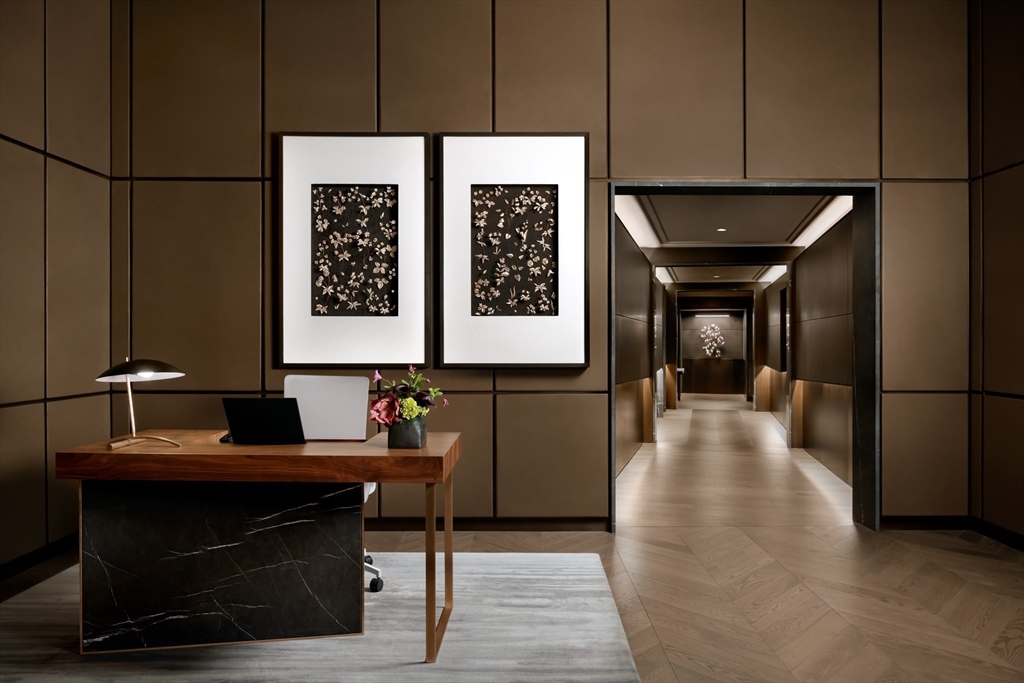 40 Trinity Place, Unit 31D Boston, MA 02116 - Photo 27 of 38 a hallway with a table and a chair