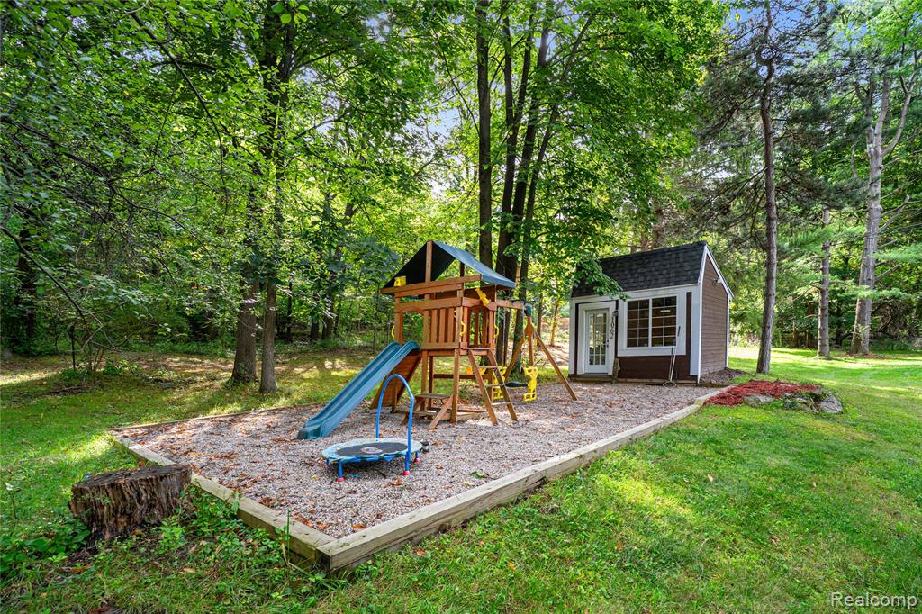 11060 Clark Road Davisburg, MI 48350 - Photo 28 of 37 Gallery Image 28