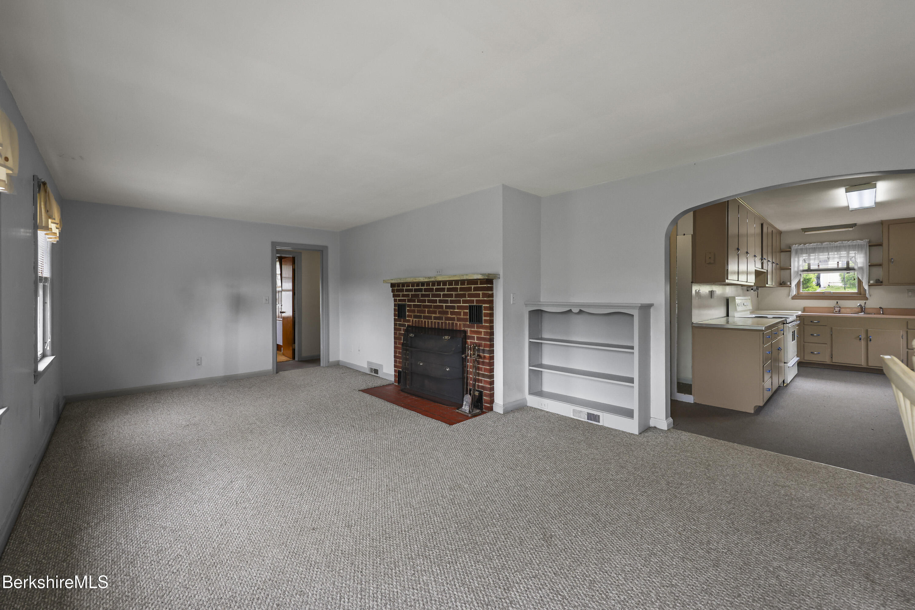44 Jason Street Pittsfield, MA 01201 - Photo 14 of 41 Living Room
