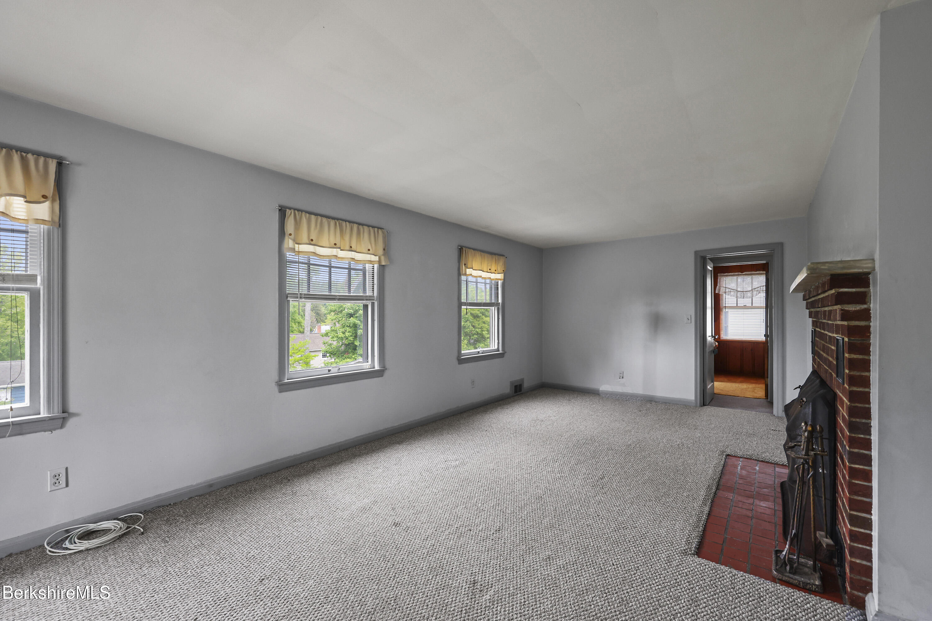44 Jason Street Pittsfield, MA 01201 - Photo 15 of 41 Living Room
