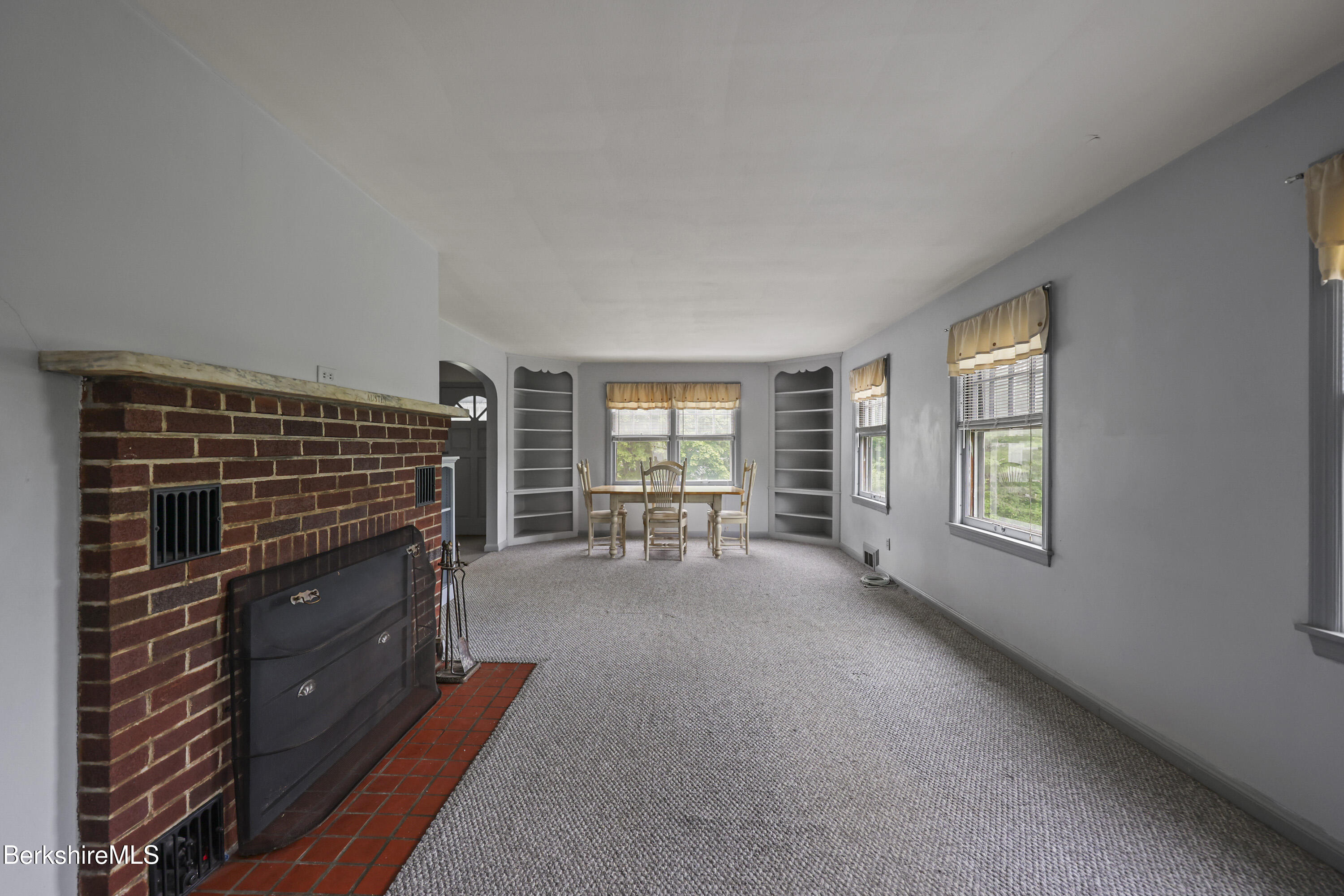 44 Jason Street Pittsfield, MA 01201 - Photo 16 of 41 Living Room