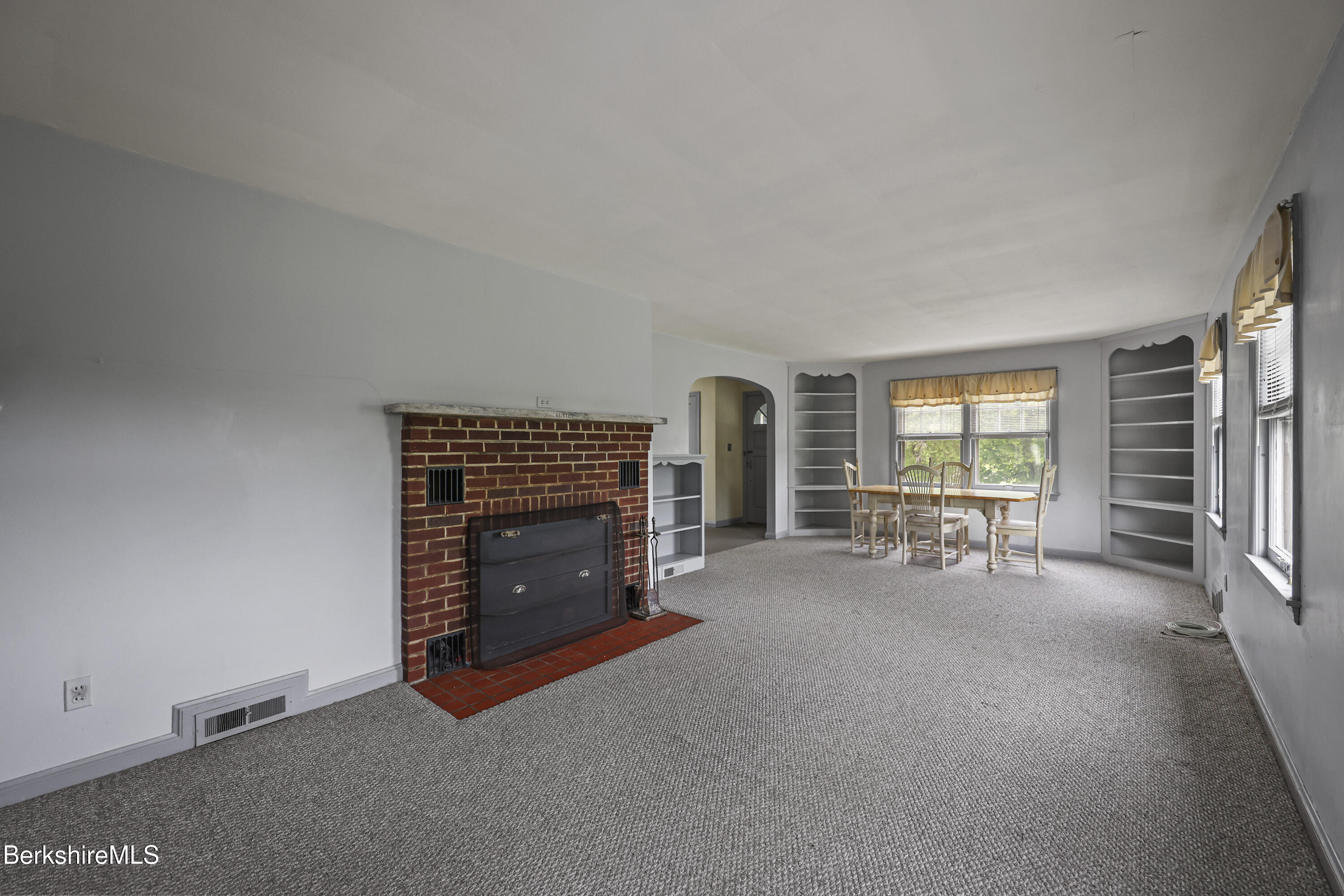 44 Jason Street Pittsfield, MA 01201 - Photo 17 of 41 Living Room