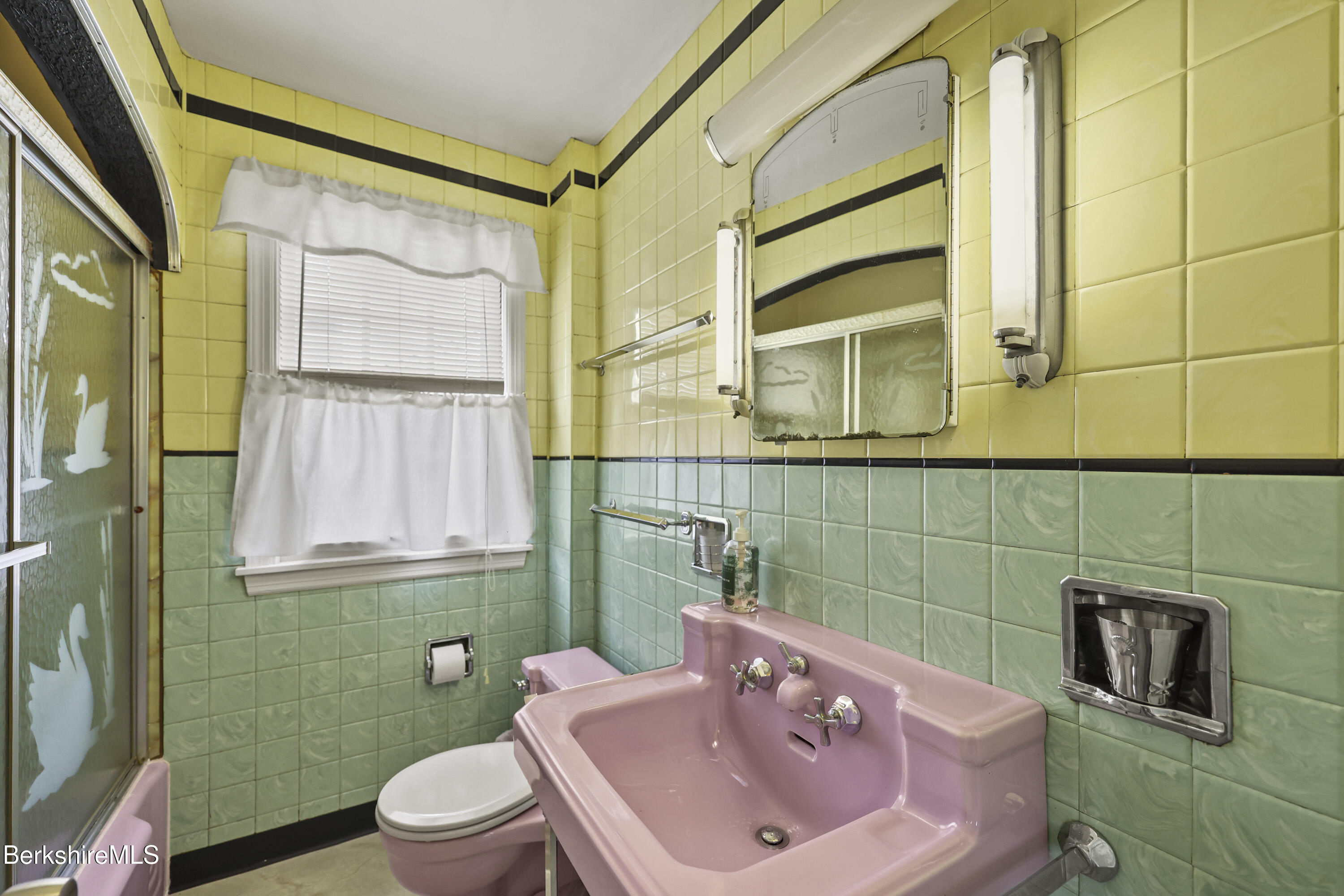 44 Jason Street Pittsfield, MA 01201 - Photo 25 of 41 Bathroom