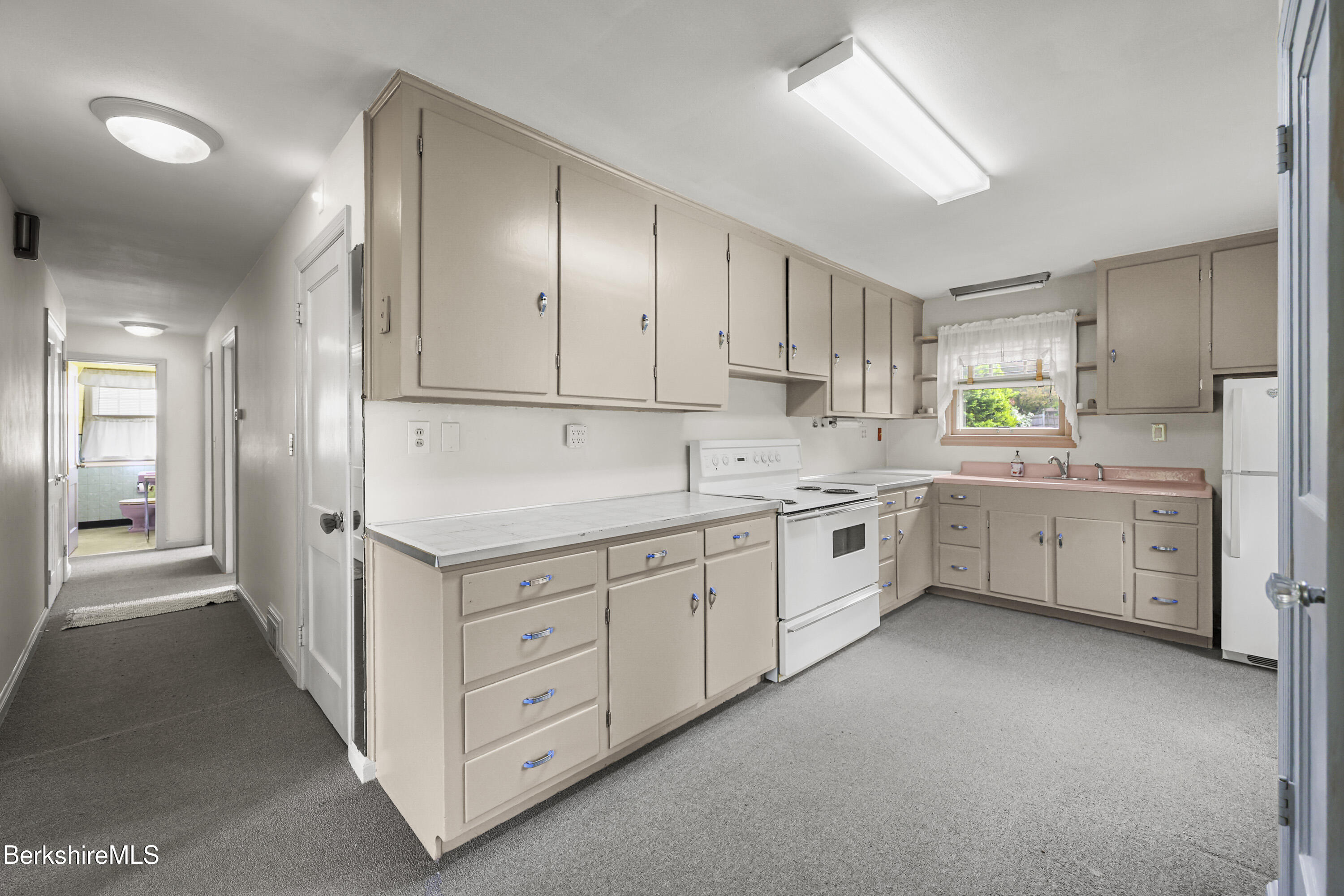 44 Jason Street Pittsfield, MA 01201 - Photo 4 of 41 Kitchen