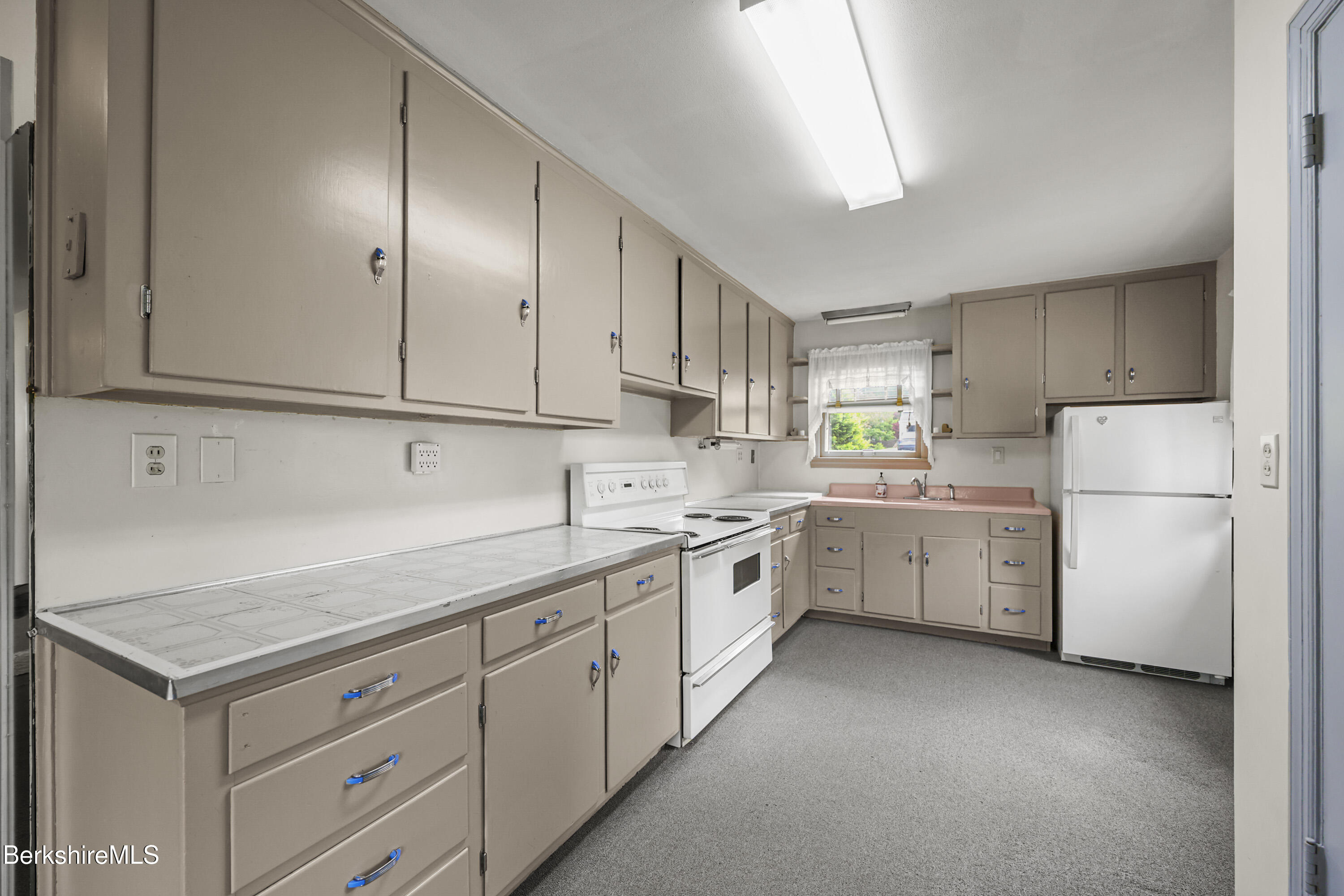 44 Jason Street Pittsfield, MA 01201 - Photo 5 of 41 Kitchen