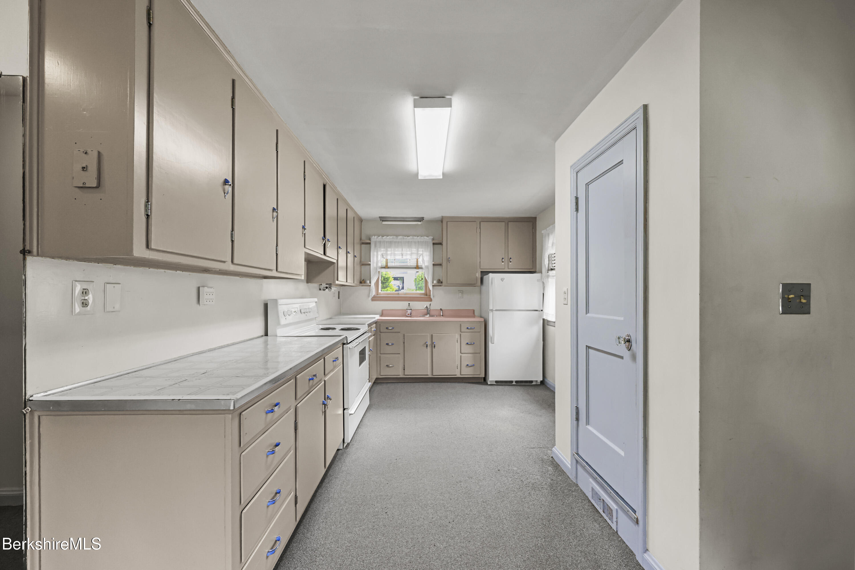 44 Jason Street Pittsfield, MA 01201 - Photo 6 of 41 Kitchen