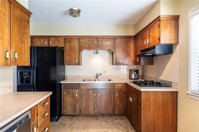 $300,000 | 9702 Eby Street, Overland Park, KS 66212