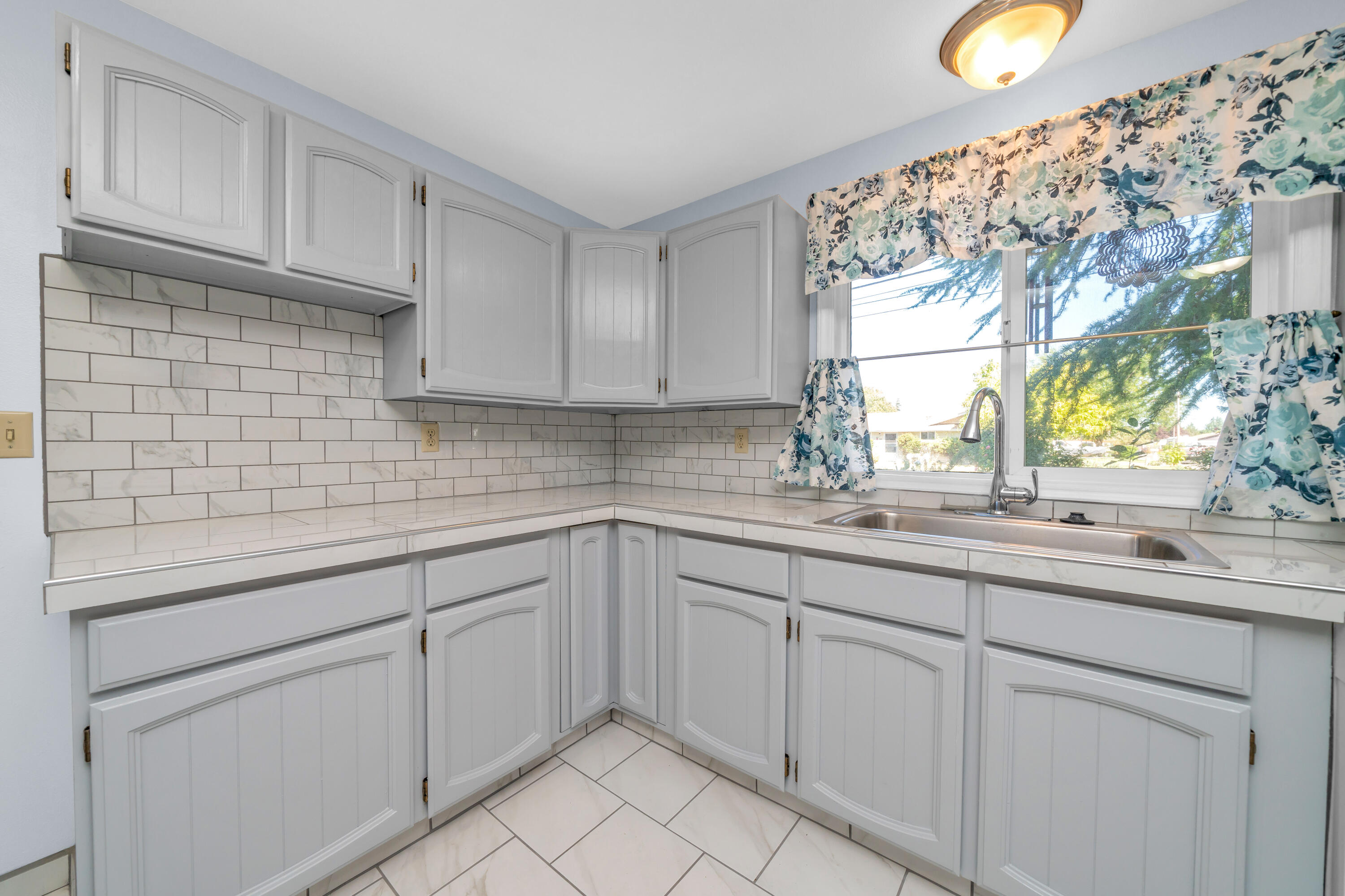 2606 Delta Waters Road Medford, OR 97504 - Photo 18 of 33 Kitchen